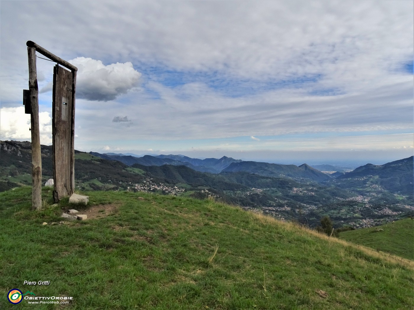 54 Alla 'Porta del Palio' (1415 m) con panoramica vista sulla Valle Imagna.JPG